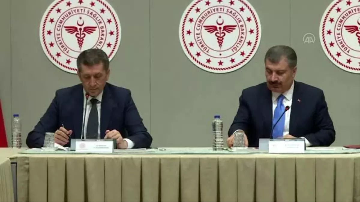 Koca: ’Biz ne kadar kendimizi izole etmeye zorlarsak bu süreç o kadar kısa sürer’