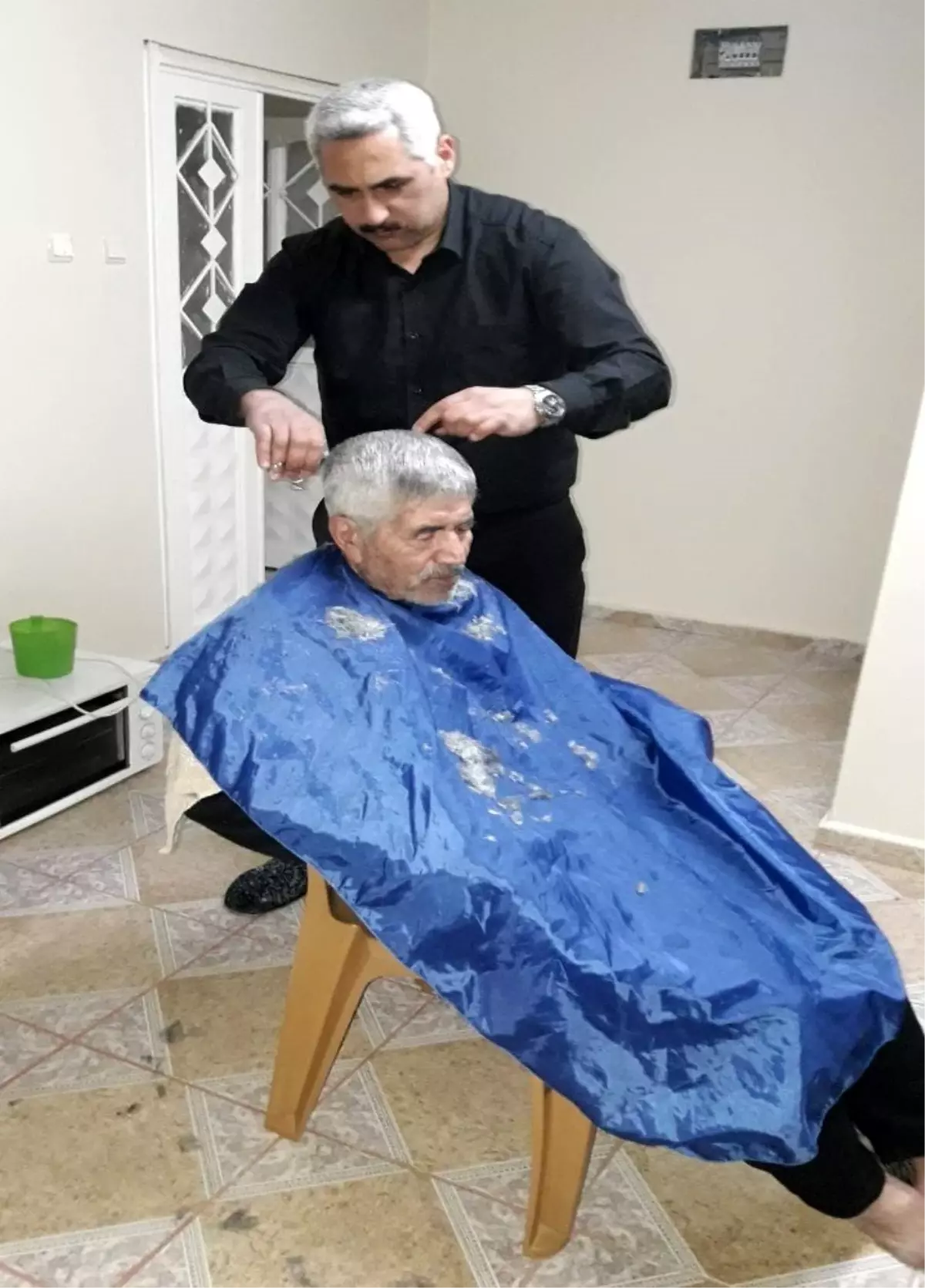 Korona virüsten iş yerleri kapanan berberlerden evde tıraş