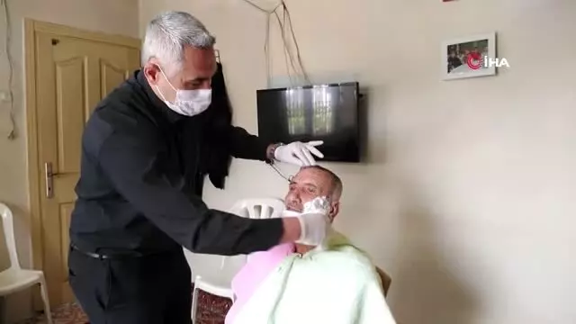 Korona virüsten iş yerleri kapanan berberlerden evde tıraş