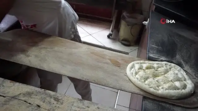 Korona virüsü sebebiyle işsiz kalan kişilere ücretsiz ekmek veriyor Korona virüsü sebebiyle işsiz kalan kişilere ücretsiz ekmek veriyor
