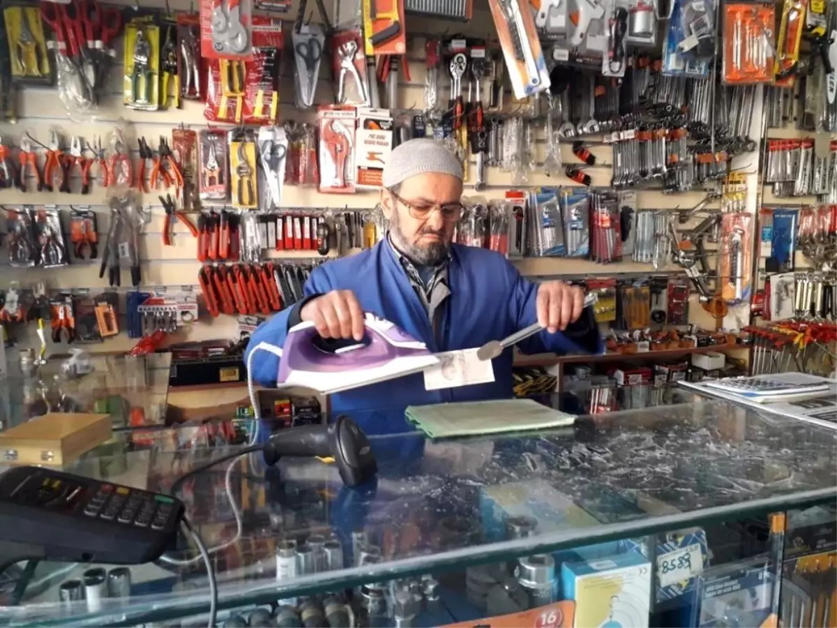 Tekirdağlı esnaf, koronavirüs nedeniyle paraları ütüleyip virüsten temizliyor