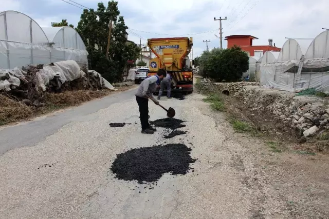 Kumluca'da yol bakım, onarım ve yama çalışması yapıldı Kumluca'da yol bakım, onarım ve yama çalışması yapıldı