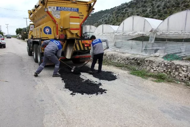 Kumluca'da yol bakım, onarım ve yama çalışması yapıldı Kumluca'da yol bakım, onarım ve yama çalışması yapıldı