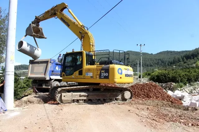 Kumluca'da yol bakım, onarım ve yama çalışması yapıldı Kumluca'da yol bakım, onarım ve yama çalışması yapıldı