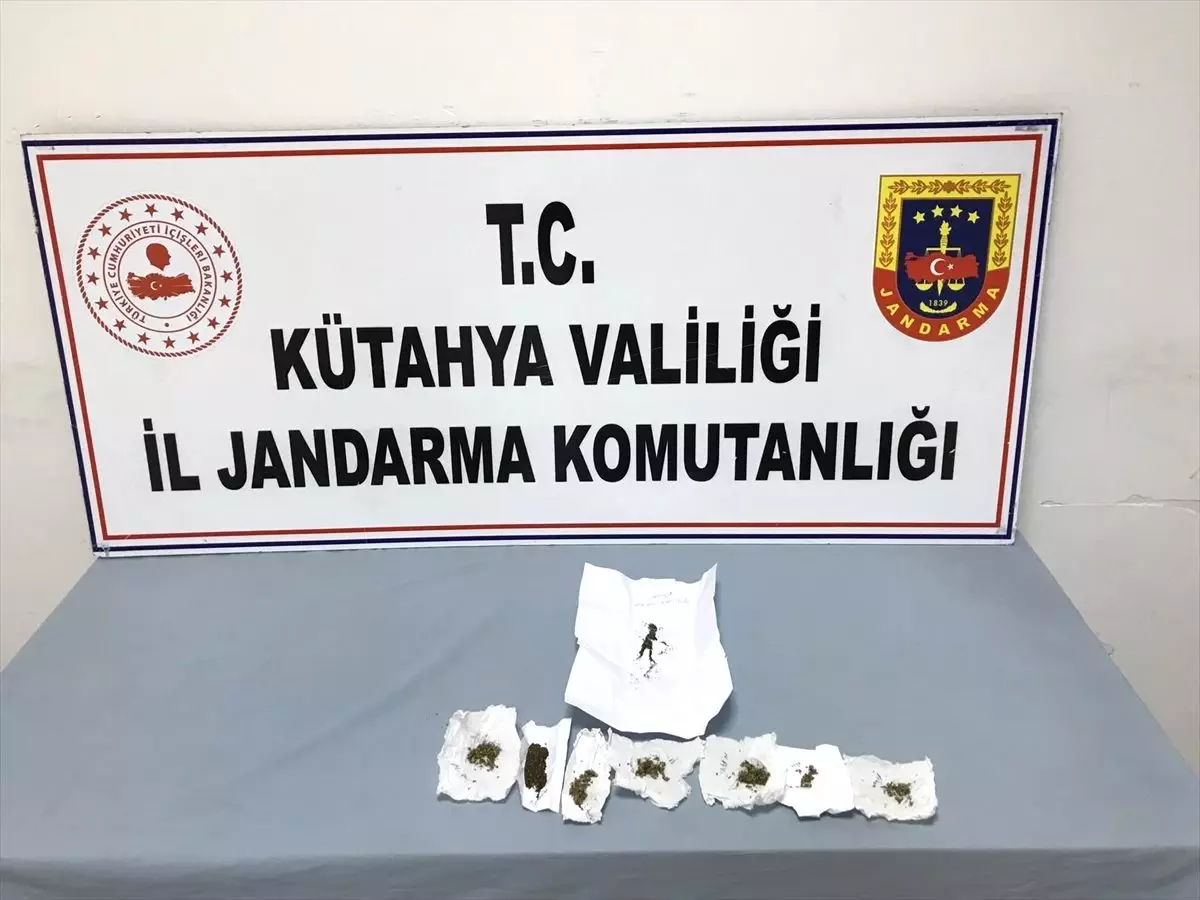 Kütahya'da durdurulan otomobildeki 3 uyuşturucu şüphelisi gözaltına alındı