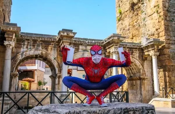 Maske dağıtan 'Örümcek Adam' şaşkınlık yarattı Maske dağıtan 'Örümcek Adam' şaşkınlık yarattı