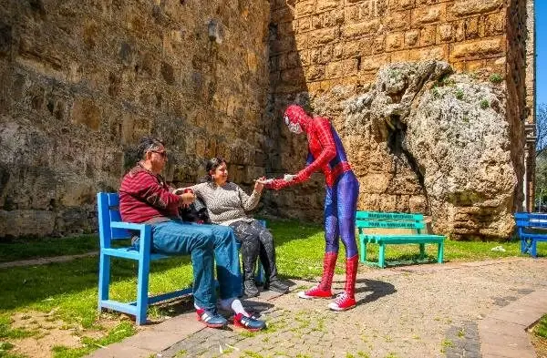 Maske dağıtan 'Örümcek Adam' şaşkınlık yarattı Maske dağıtan 'Örümcek Adam' şaşkınlık yarattı