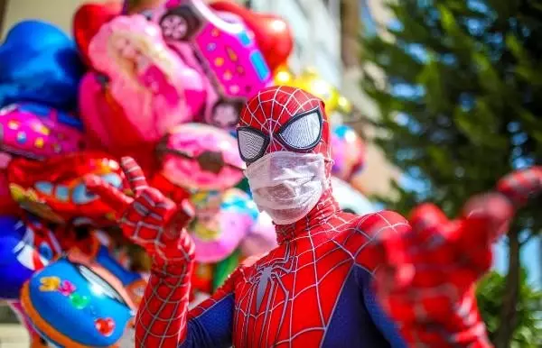 Maske dağıtan 'Örümcek Adam' şaşkınlık yarattı Maske dağıtan 'Örümcek Adam' şaşkınlık yarattı