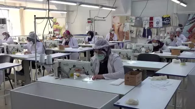 Meslek edindirme kursunda maske üretimine başlandı