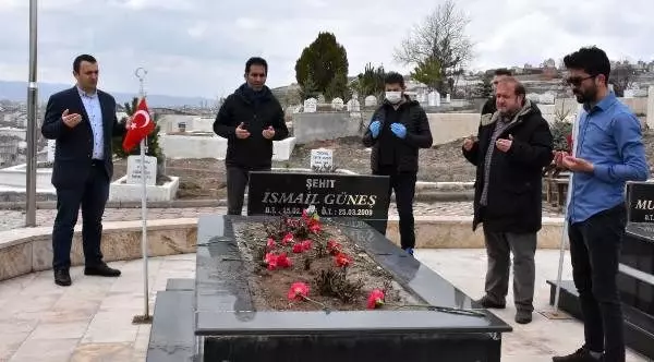 Meslektaşları, gazeteci İsmail Güneş'i kabri başında andı Meslektaşları, gazeteci İsmail Güneş'i kabri başında andı