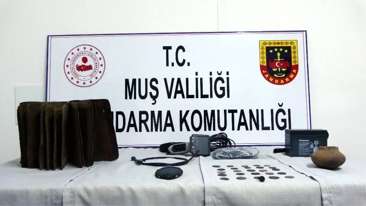 Muş'ta 1 milyon 250 bin dolar değer biçilen Tevrat ele geçirildi