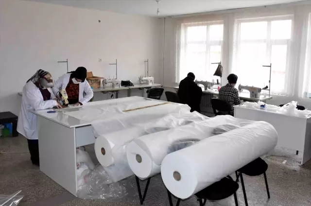 Muş'ta kadınlar gönüllü olarak maske üretimine başladı Muş'ta kadınlar gönüllü olarak maske üretimine başladı