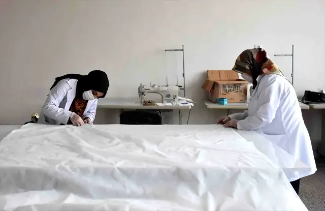 Muş'ta kadınlar gönüllü olarak maske üretimine başladı Muş'ta kadınlar gönüllü olarak maske üretimine başladı