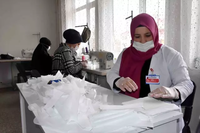 Muş'ta kadınlar gönüllü olarak maske üretimine başladı Muş'ta kadınlar gönüllü olarak maske üretimine başladı