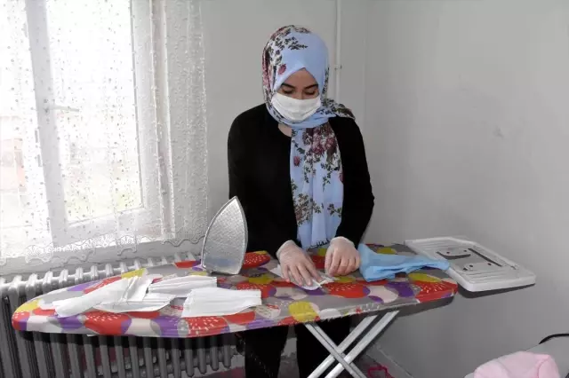 Muş'ta kadınlar gönüllü olarak maske üretimine başladı Muş'ta kadınlar gönüllü olarak maske üretimine başladı