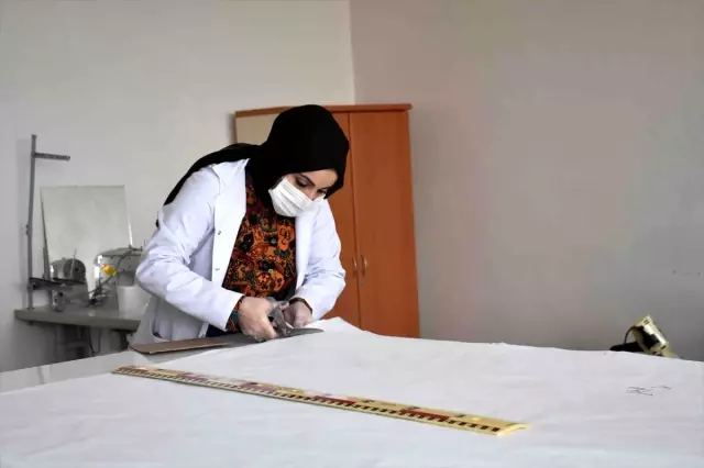 Muş'ta kadınlar gönüllü olarak maske üretimine başladı Muş'ta kadınlar gönüllü olarak maske üretimine başladı