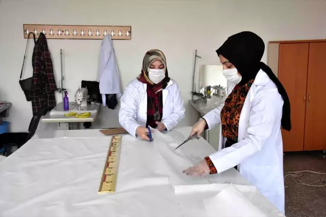 Muş'ta kadınlar gönüllü olarak maske üretimine başladı Muş'ta kadınlar gönüllü olarak maske üretimine başladı