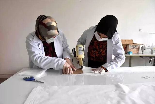Muş'ta kadınlar gönüllü olarak maske üretimine başladı Muş'ta kadınlar gönüllü olarak maske üretimine başladı