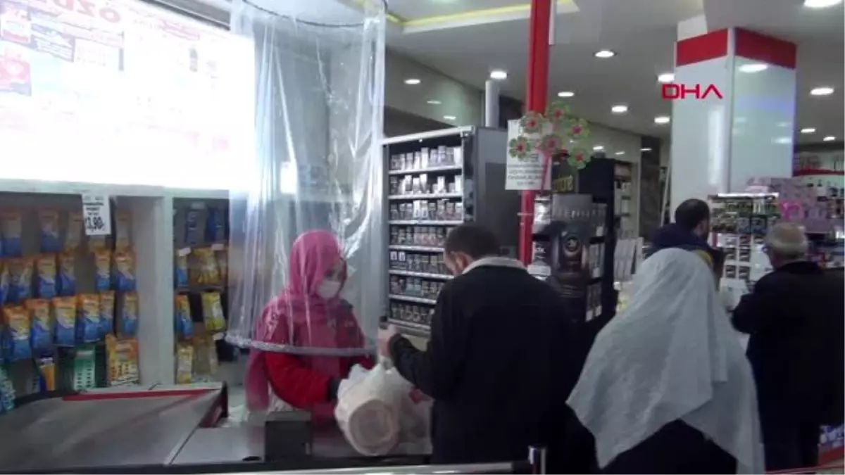 Niğde’de market kasiyerine naylonla ’koronavirüs’ önlemi
