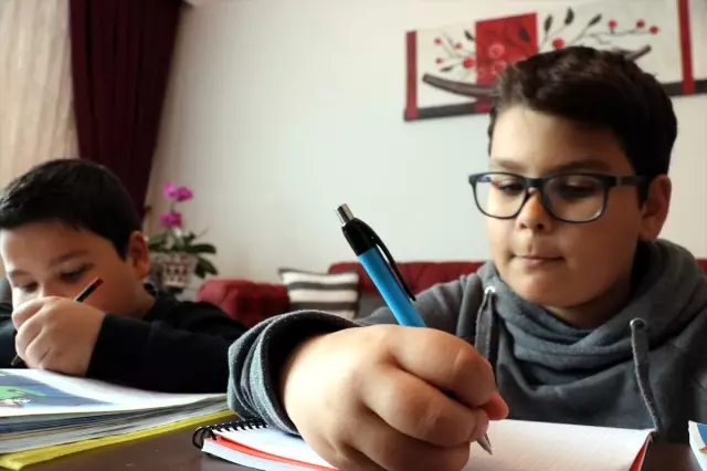 Öğrencilerin elinden kalem, velilerin elinden kitap düşmüyor Öğrencilerin elinden kalem, velilerin elinden kitap düşmüyor