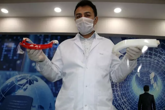 Öğretmenler sağlık çalışanlarına kalkan üretmeye başladı Öğretmenler sağlık çalışanlarına kalkan üretmeye başladı