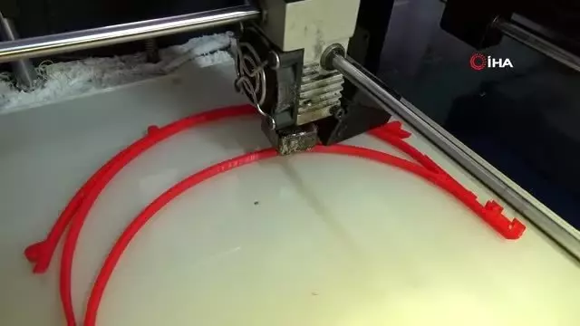 Öğretmenler sağlık çalışanlarına kalkan üretmeye başladı Öğretmenler sağlık çalışanlarına kalkan üretmeye başladı