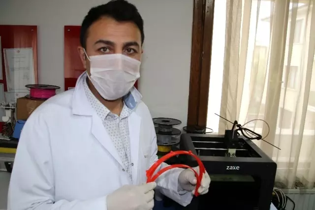 Öğretmenler sağlık çalışanlarına kalkan üretmeye başladı Öğretmenler sağlık çalışanlarına kalkan üretmeye başladı