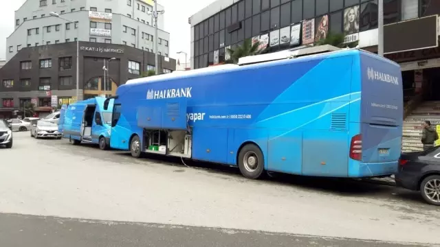 Personelinde korona virüs şüphesi olan banka; şubesi, mobil şubeden hizmet veriyor Personelinde korona virüs şüphesi olan banka; şubesi, mobil şubeden hizmet veriyor
