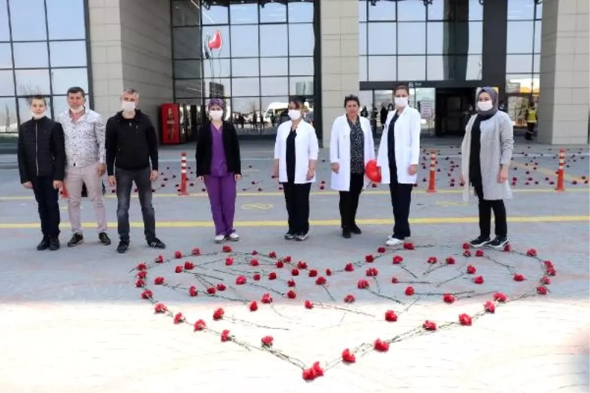 Sağlık çalışanlarına 'karanfilli' teşekkür