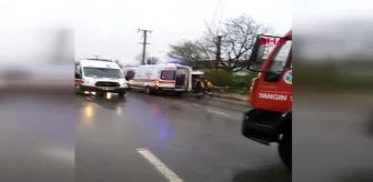 SAKARYA Midibüs elektrik direğine çarptı: 1 ölü, 7 yaralı