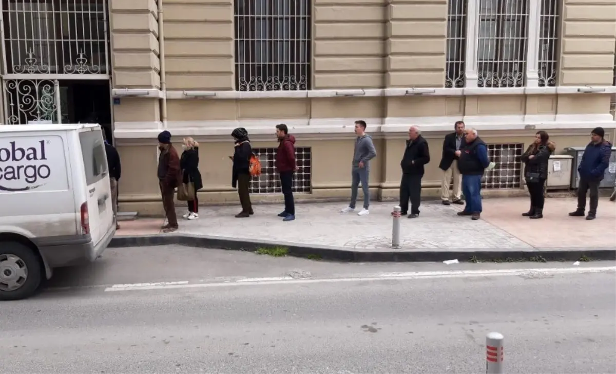 Samsun'da banka önlerinde kuyruk oluştu