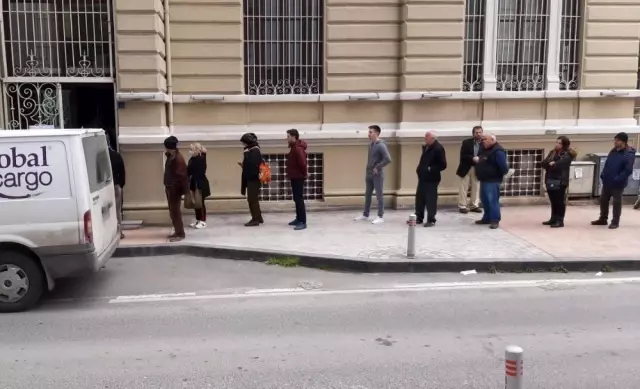 Samsun'da banka önlerinde kuyruk oluştu Samsun'da banka önlerinde kuyruk oluştu