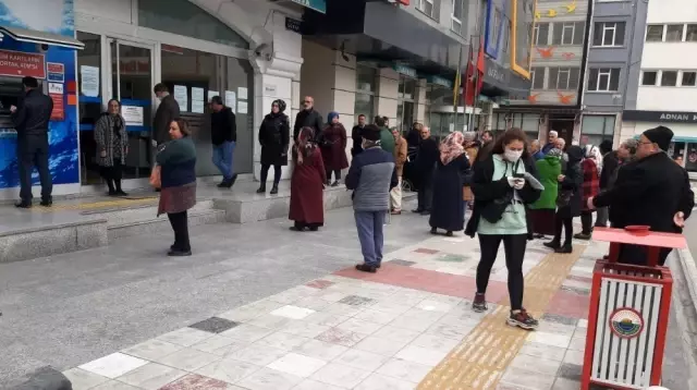 Samsun'da banka önlerinde kuyruk oluştu Samsun'da banka önlerinde kuyruk oluştu
