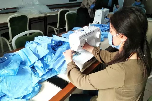 Samsun'da gönüllü kadın usta öğreticiler, maske üretimine başladı Samsun'da gönüllü kadın usta öğreticiler, maske üretimine başladı