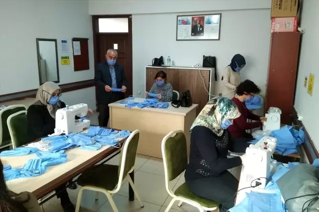 Samsun'da gönüllü kadın usta öğreticiler, maske üretimine başladı Samsun'da gönüllü kadın usta öğreticiler, maske üretimine başladı