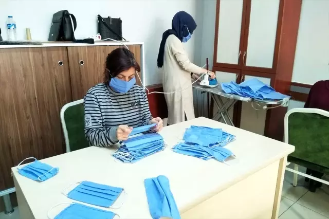 Samsun'da gönüllü kadın usta öğreticiler, maske üretimine başladı Samsun'da gönüllü kadın usta öğreticiler, maske üretimine başladı