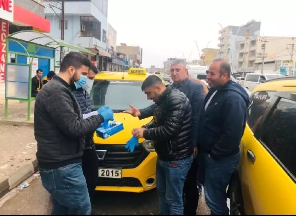 Silopi'de taksi ve minibüs şoförlerine maske ve eldiven
