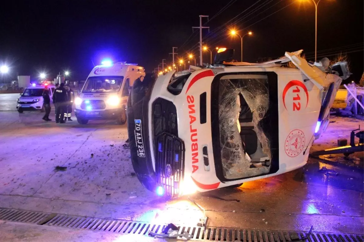 Tekeri patlayan ambulans beton bariyere çarparak fabrika bahçesine devrildi: 3 yaralı