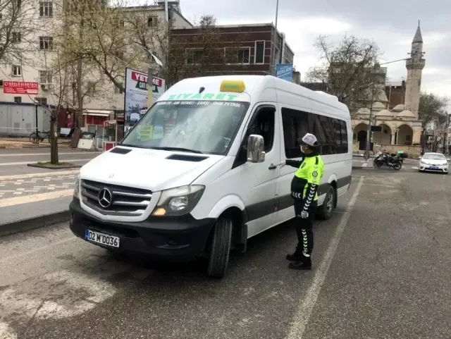 Trafik ekiplerinden toplu taşıma araçlarında korona virüs denetimi Trafik ekiplerinden toplu taşıma araçlarında korona virüs denetimi