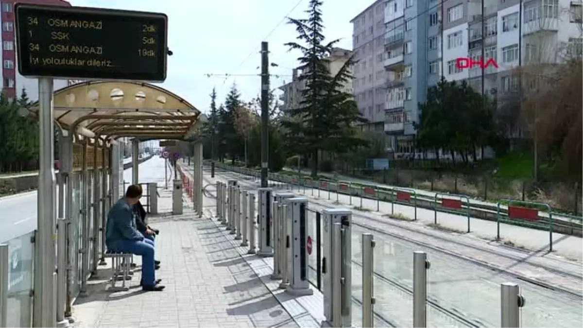 Tramvay ve otobüslerde sosyal mesafe uyarısı
