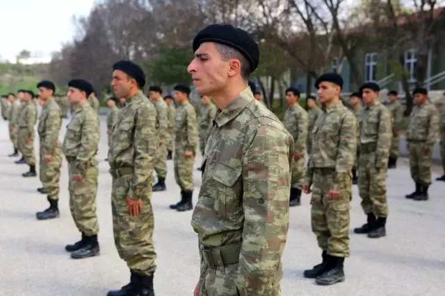 TSK'dan askere alınan acemi erlere üst düzey korona virüs koruması TSK'dan askere alınan acemi erlere üst düzey korona virüs koruması
