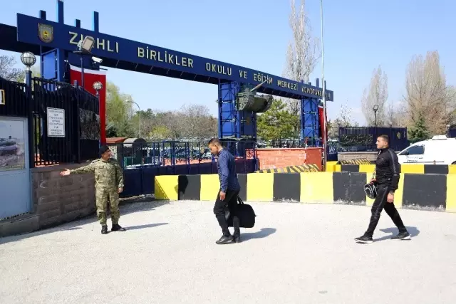 TSK'dan askere alınan acemi erlere üst düzey korona virüs koruması TSK'dan askere alınan acemi erlere üst düzey korona virüs koruması