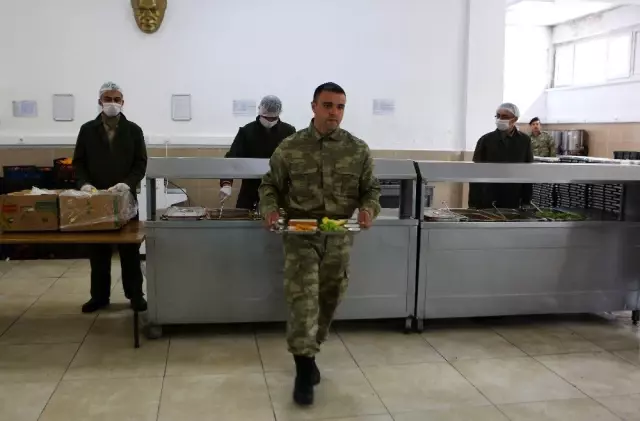 TSK'dan askere alınan acemi erlere üst düzey korona virüs koruması TSK'dan askere alınan acemi erlere üst düzey korona virüs koruması