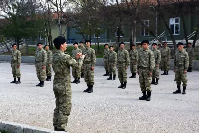 TSK'dan askere alınan acemi erlere üst düzey korona virüs koruması TSK'dan askere alınan acemi erlere üst düzey korona virüs koruması