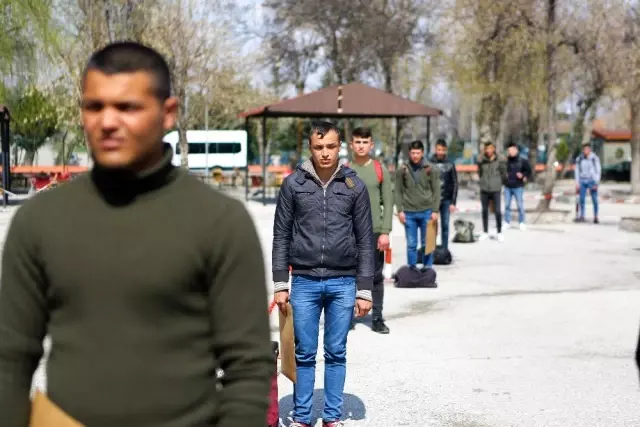 TSK'dan askere alınan acemi erlere üst düzey korona virüs koruması TSK'dan askere alınan acemi erlere üst düzey korona virüs koruması