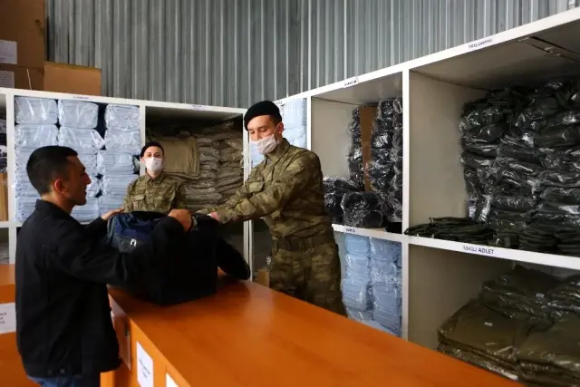 TSK'dan askere alınan acemi erlere üst düzey korona virüs koruması TSK'dan askere alınan acemi erlere üst düzey korona virüs koruması