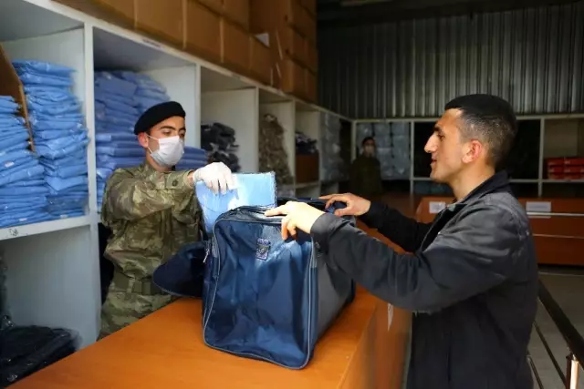 TSK'dan askere alınan acemi erlere üst düzey korona virüs koruması TSK'dan askere alınan acemi erlere üst düzey korona virüs koruması