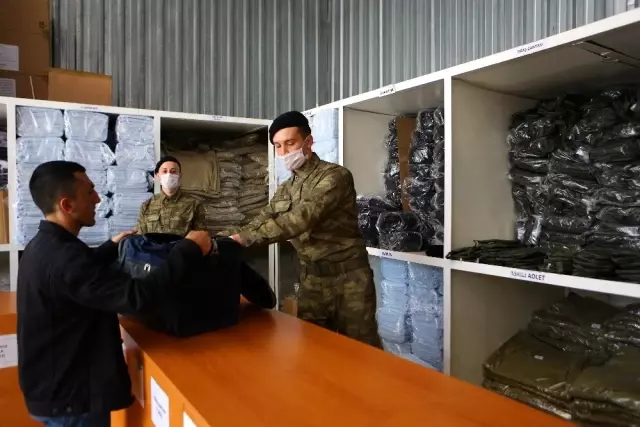 TSK'dan askere alınan acemi erlere üst düzey korona virüs koruması TSK'dan askere alınan acemi erlere üst düzey korona virüs koruması