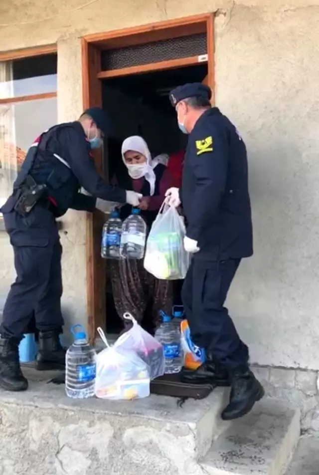 Vefa İletişim Merkezi'ni arayan yaşlı kadının tek isteği 'hazır su' oldu Vefa İletişim Merkezi'ni arayan yaşlı kadının tek isteği 'hazır su' oldu