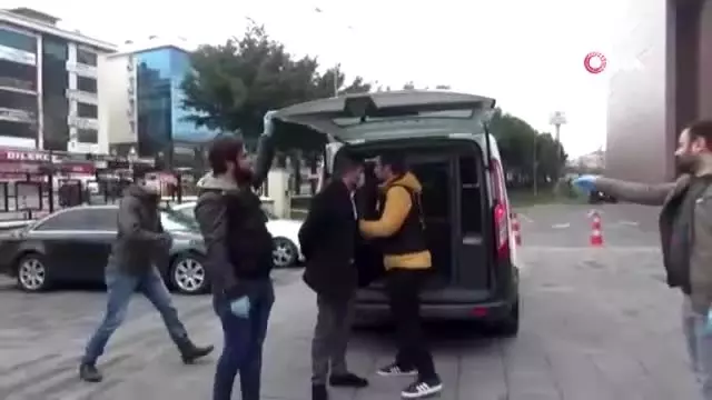 Yaşlı adama zorla maske takıp kafasına kolonya döken şüpheli: O benim arkadaşım Yaşlı adama zorla maske takıp kafasına kolonya döken şüpheli: O benim arkadaşım